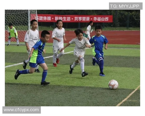 香港足球明星队在贵阳展现风采与激情引发球迷热烈追捧